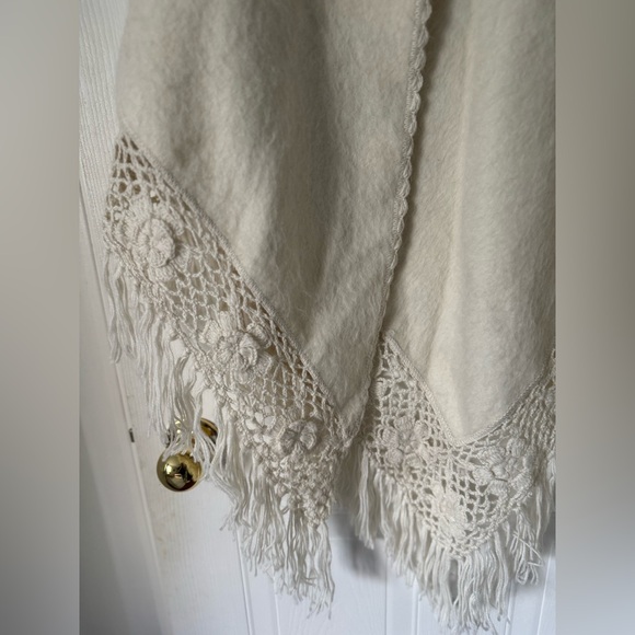Importations Maria 100% Alpaca wool Handmade Natural Crochet Trim Poncho - Picture 7 of 10